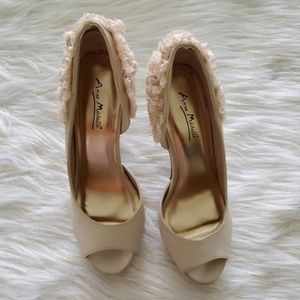 NWOT Anne Michelle Biege Peep Toe Stilettos